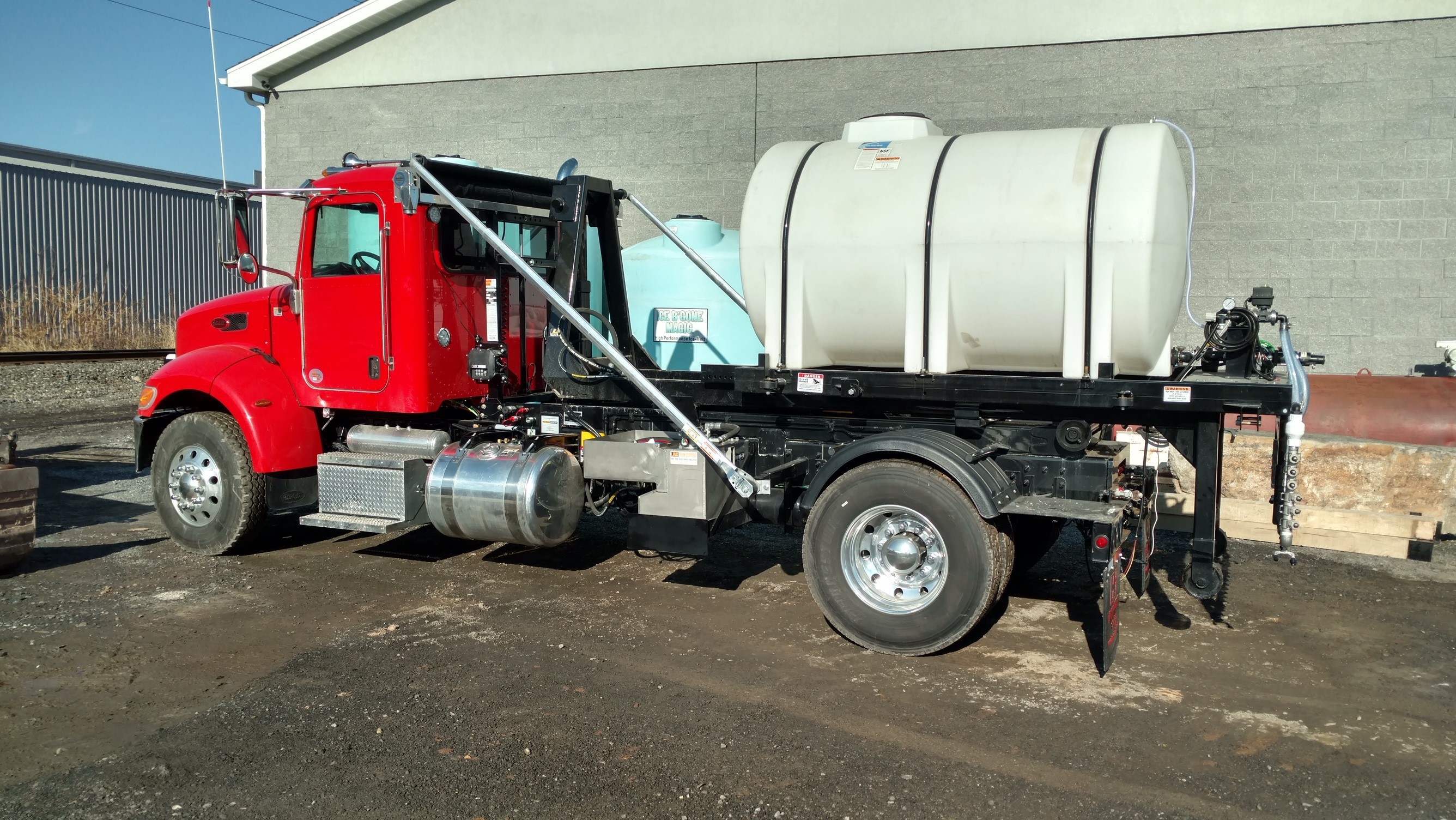 worth-its-salt-ampliroll-equipped-rig-rolls-with-1-750-gallon-tank