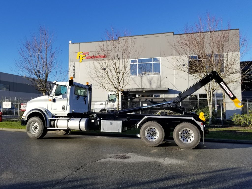 2018 International HX 620 with Ampliroll Hooklift 160-232-22